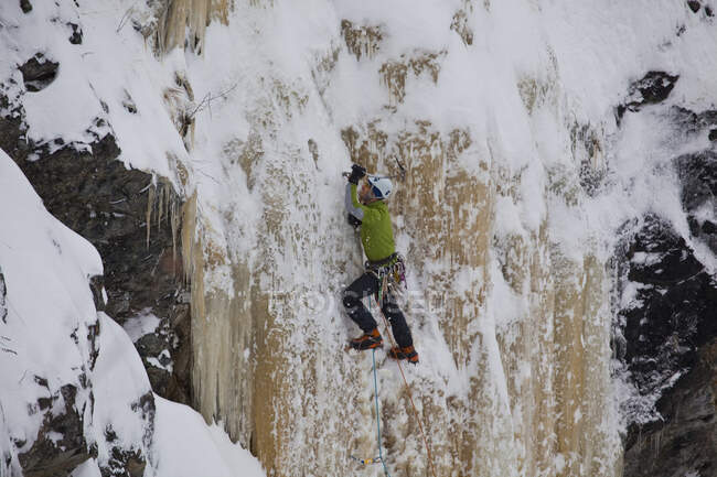 Homem escalando gelo fora de Sherbrooke, Quebec, Canadá — Fotografia de Stock