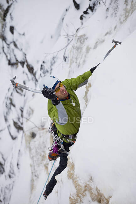 Hombre escalando hielo fuera de Sherbrooke, Quebec, Canadá - foto de stock