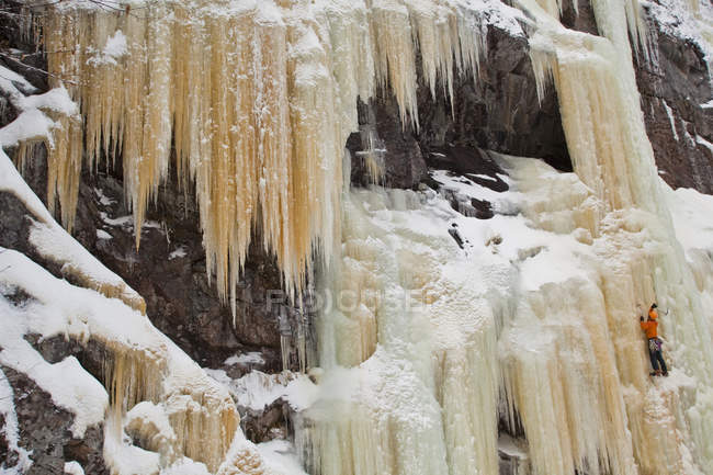 Людина сходження пожовклі лід крутих поблизу Санкт Раймон, Квебек, Канада — стокове фото