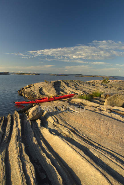 Червоний Байдарка на березі в озеро Гурон, Geogian-Бей, Канадський щит, Онтаріо, Канада — стокове фото