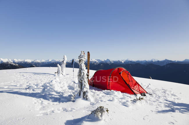 Намет на вершині Маунт Сеймур взимку з гір у фоновому режимі, Британська Колумбія, Канада. — стокове фото