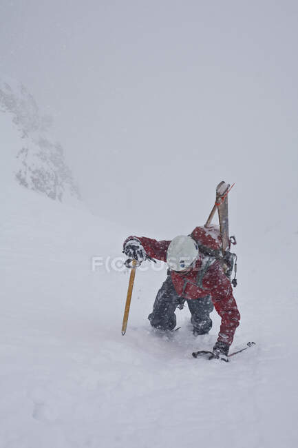 Man bootpacking at Aemmer coulior on Mount Temple, Lake Louise, Banff National Park, Alberta, Canada — Stock Photo