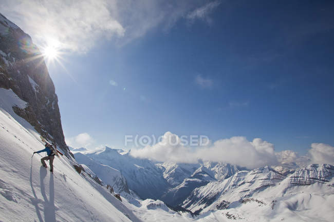 Männlicher Skitourengeher, der Steilhang bei der Eisfall-Hütte hinaufsteigt, golden, Britisch Columbia, Kanada — Stockfoto