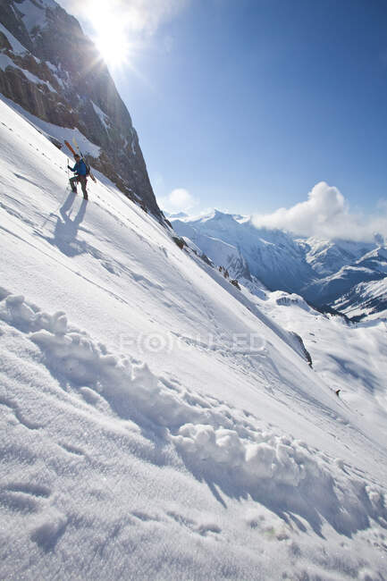 Männlicher Skitourengeher, der Steilhang bei der Eisfall-Hütte hinaufsteigt, golden, Britisch Columbia, Kanada — Stockfoto