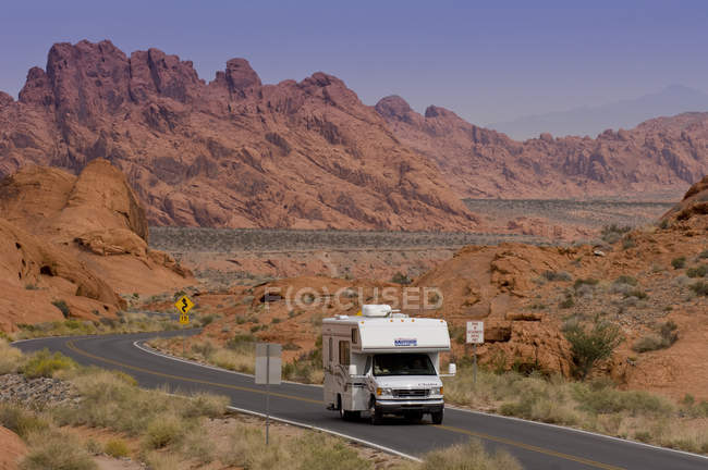 Camión montando en carretera en Valley of Fire State Park, Nevada, EE.UU. - foto de stock