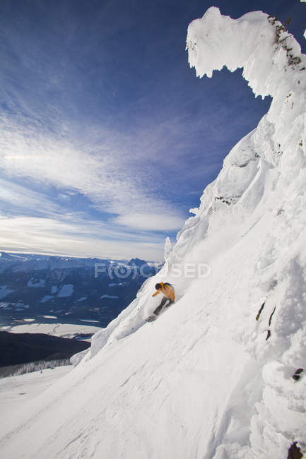 Snowboarder splitboarding maschile a Revelstoke Mountain Resort, Revelstoke, Canada — Foto stock
