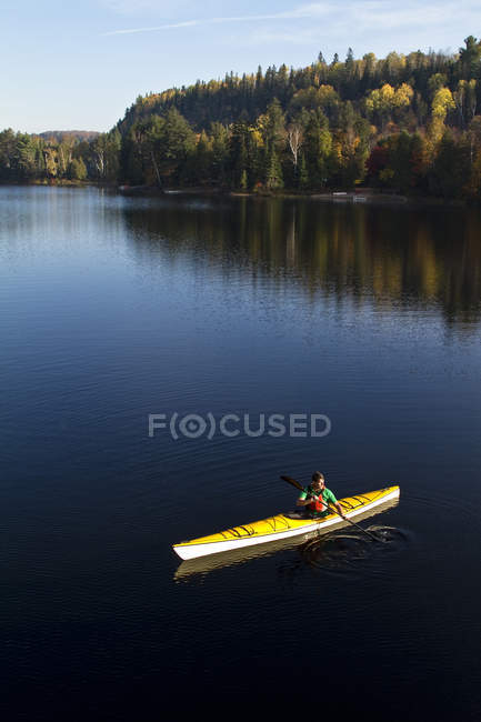 Aus der Vogelperspektive: Mann paddelt Kajak auf dem Ochsenzungensee, Muskoka, Ontario, Kanada. — Stockfoto