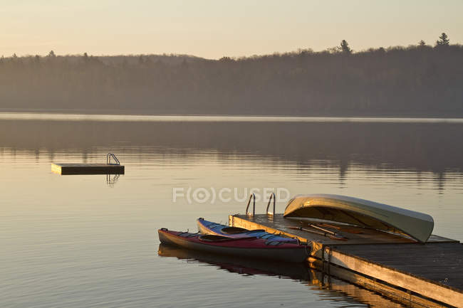 Canoa y kayaks en el muelle, Source Lake, Algonquin Park, Ontario, Canadá . - foto de stock