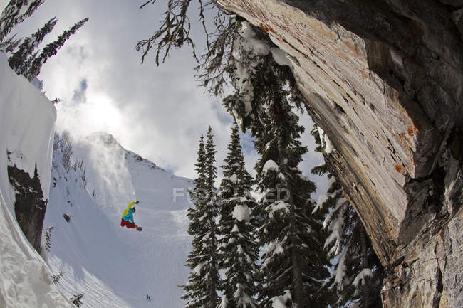 Snowboarder auf Klippe im revelstoke mountain resort, Kanada — Stockfoto