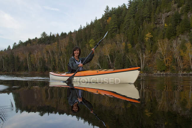 Kayak de pagaie femme sur Oxtongue Lake, Muskoka, Ontario, Canada. — Photo de stock