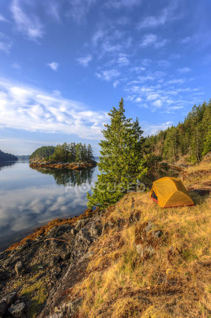 Tenda al campo di Penn Island nel Canale di Sutil, Columbia Britannica, Canada . — Foto stock