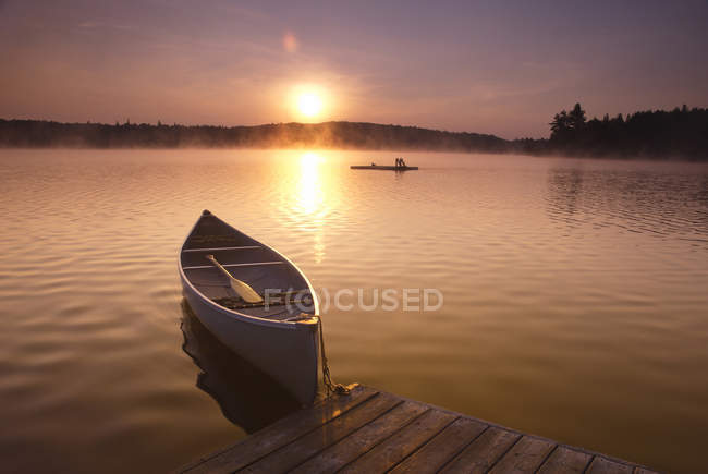 Barca vuota sulla riva del lago a Bartlett Lodge, Algonquin Park, Ontario . — Foto stock