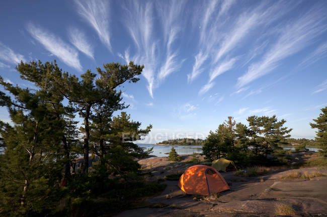 Zirruswolken über dem Zelt auf dem Campingplatz in der georgischen Bucht, Kanada — Stockfoto
