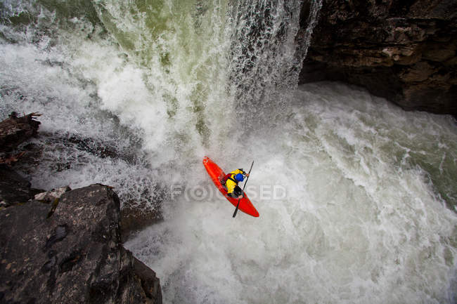 Vista ad alto angolo del kayaker maschio che cade cascata sul Johnston Canyon, Banff National Park, Canada — Foto stock