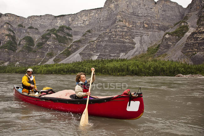 Padre e hija canoa en el río Nahanni, Nahanni National Park Preserve, NWT, Canadá. - foto de stock