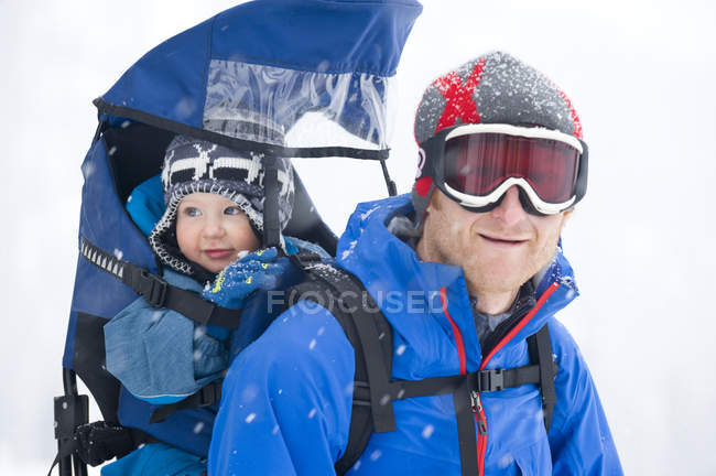 Uomo con figlio bambino godendo passeggiata nella neve, Montagne Monashee, Columbia Britannica, Canada — Foto stock