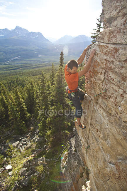 Una forte arrampicata maschile, RUDED2 10d, Silver City, Castle Mtn, Banff, AB — Foto stock