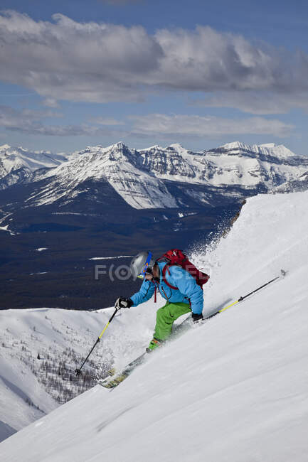 Pista da sci non tracciata sciatore maschio al comprensorio sciistico di Lake Louise, Alberta, Canada. — Foto stock
