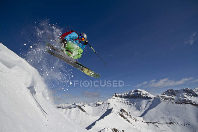 Sciatore maschile che cattura l'aria presso Lake Louise Ski Resort, Alberta, Canada. — Foto stock