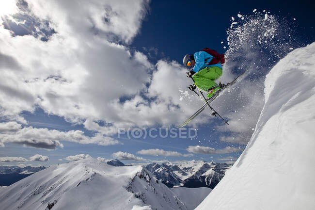 Un skieur masculin prend l'air à la station de ski de Lake Louise, Alberta, Canada. — Photo de stock