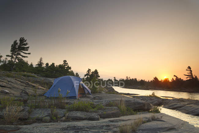 Blaues zelt camping an felsiger küste in der georgischen bucht bei britt, ontario, kanada — Stockfoto