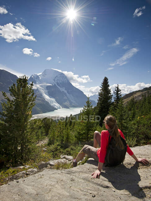 Una giovane donna attraente ammira la splendida vista del Monte Robson, del lago Berg e del ghiacciaio Berg, nella regione Thompson Okanagan della Columbia Britannica, Canada — Foto stock