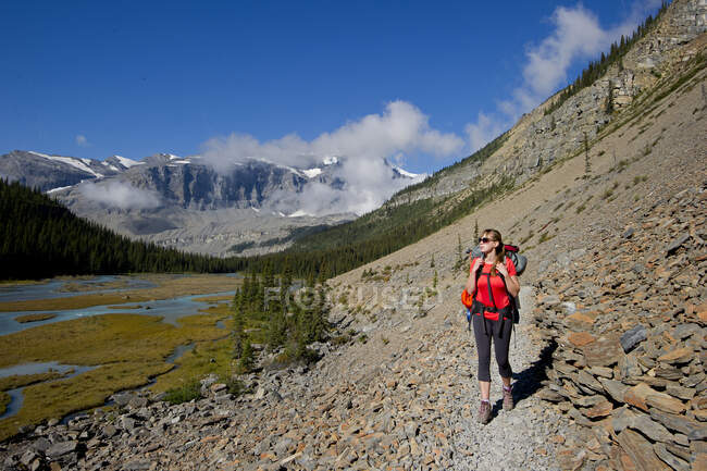 Une jeune femme séduisante parcourt le réseau de sentiers Robson du mont Robson, juste au nord de Valemount, dans la région Thompson Okanagan, Colombie-Britannique, Canada — Photo de stock