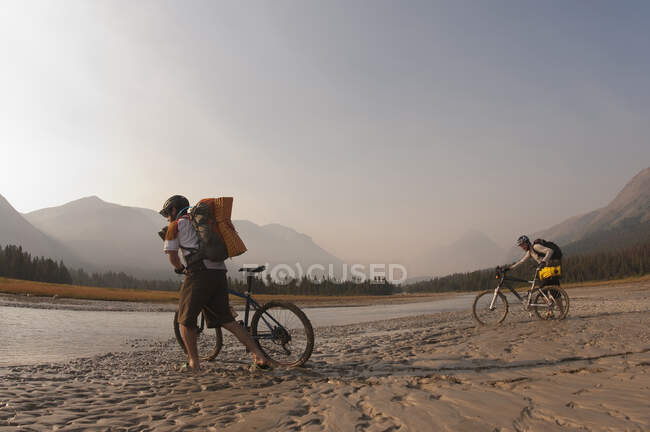 Mountain biker tour em Big Creek, South Chilcotin Mountains, British Columbia, Canadá — Fotografia de Stock