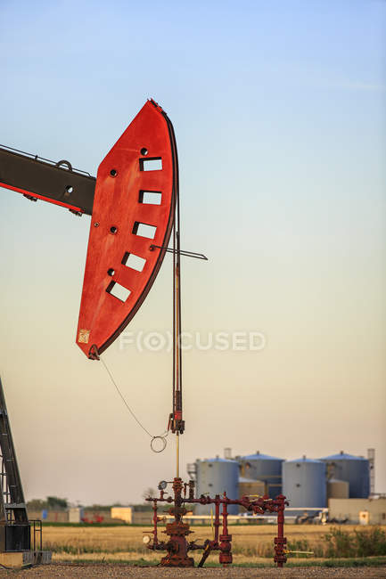 Ölpumpe Wagenheber und Ölspeicher, Bakken Ölfeld, glen ewen, saskatchewan, Kanada — Stockfoto