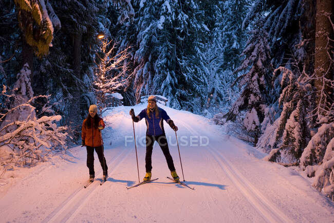Cross country skiersskate the trails at Lost Lake park in Whistler, BC — Stock Photo