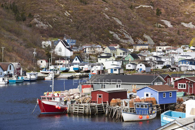 Edifícios e barcos de Petty Harbour pequena cidade em Motion Bay, Terra Nova e Labrador, Canadá — Fotografia de Stock