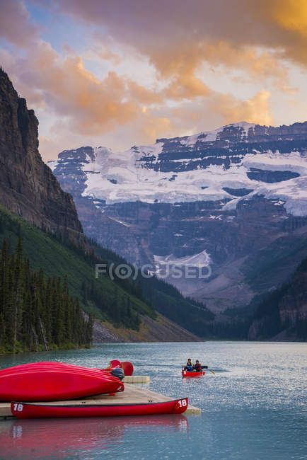 Canoas e canoagem no Lago Louise, Banff National Park, Alberta, Canadá — Fotografia de Stock