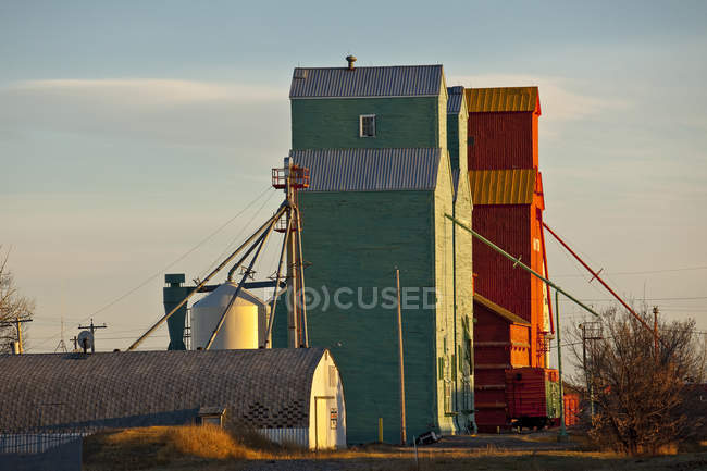 Scène rurale avec élévateurs à grains à Nanton, Alberta, Canada . — Photo de stock