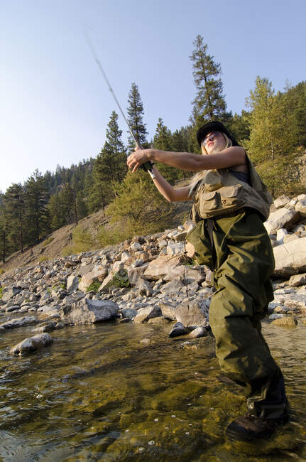 Jovem fêmea pesca com mosca o Similkameen River perto de Princeton, Colúmbia Britânica, Canadá — Fotografia de Stock