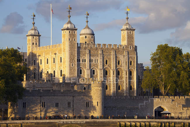 Paisaje de la antigua fortaleza Torre de Londres y los turistas que pasan por Londres, Inglaterra - foto de stock