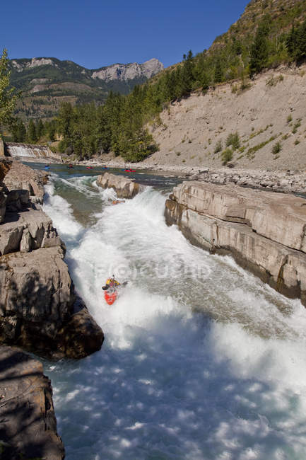 Kayaker maschio che corre sezione impegnativa di Upper Elk River, Columbia Britannica, Canada — Foto stock