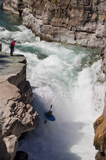 Male kayaker in waterfall flow on Upper Elk River, Fernie, British Columbia, Canada — Stock Photo