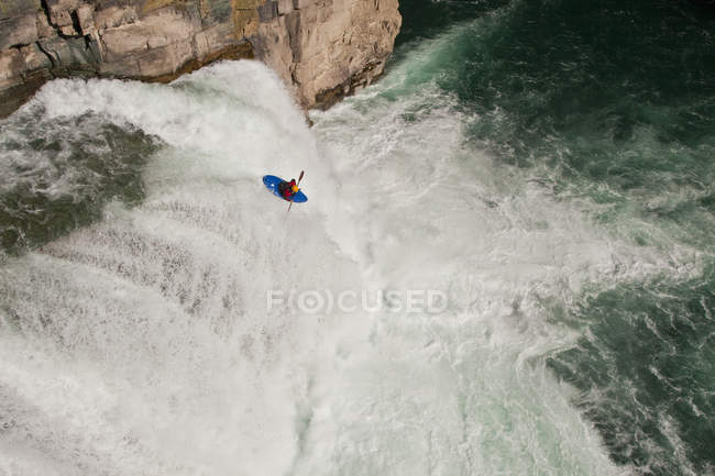 Vue en angle élevé du kayakiste mâle dans l'écoulement des cascades de montagne sur la rivière Upper Elk, Fernie, Colombie-Britannique, Canada — Photo de stock