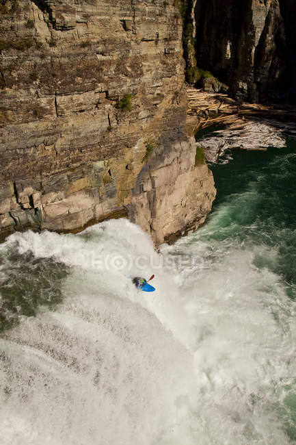 Vue en angle élevé du kayakiste mâle dans l'écoulement des cascades de montagne sur la rivière Upper Elk, Fernie, Colombie-Britannique, Canada — Photo de stock