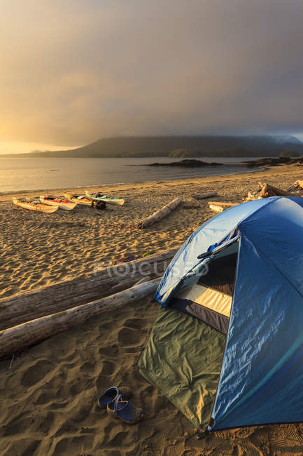 Campamento de Kayak en Vargas Island, Clayoquot Sound, Columbia Británica, Canadá . - foto de stock