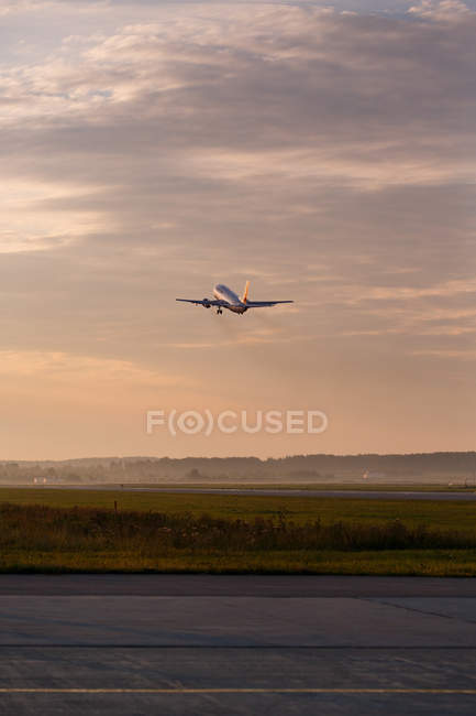 Aereo decollare al tramonto cielo — Foto stock