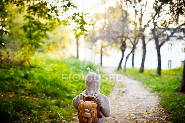 Petit enfant en veste drôle Marcher dans le parc — Photo de stock