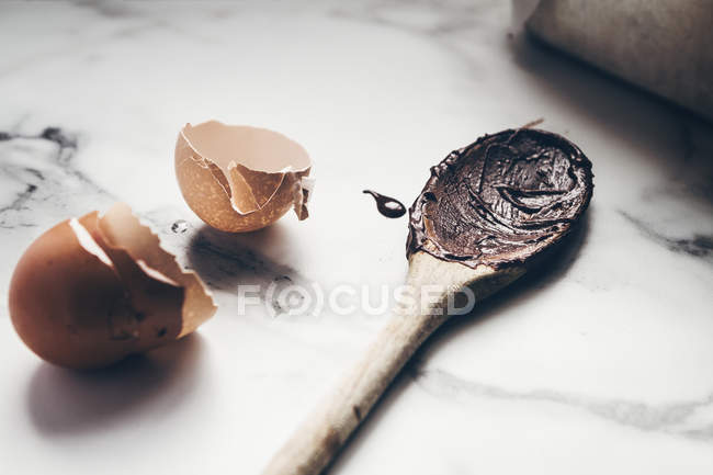 Close up de mistura de chocolate na colher de mistura — Fotografia de Stock