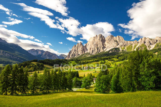 Magnífico vale com a montanha Cristallo — Fotografia de Stock