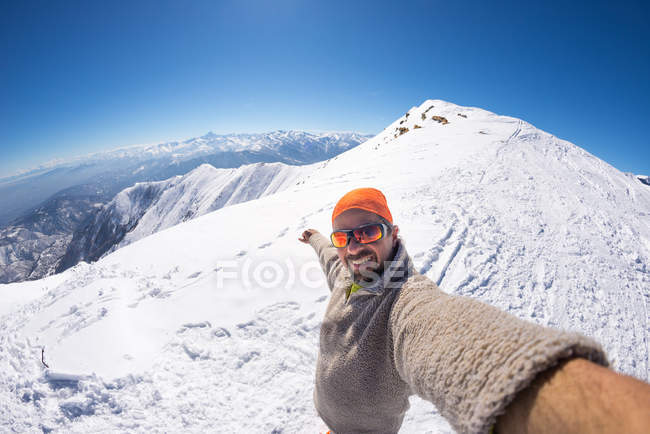 Alpinista tirar selfie na montanha nevada, lente fisheye — Fotografia de Stock