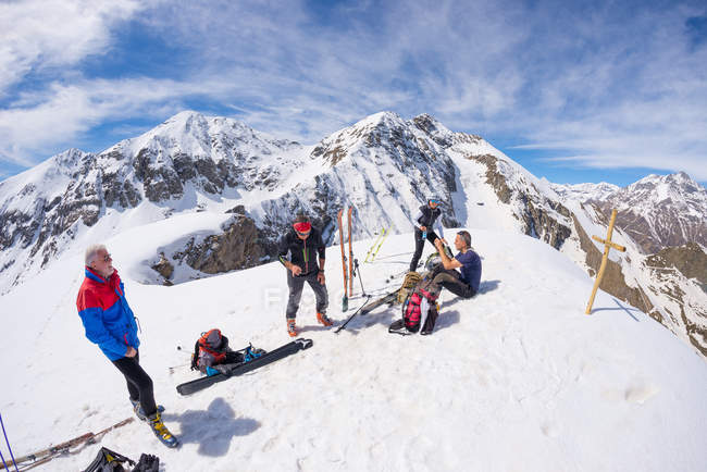 Alpinistes au sommet à haute altitude dans les Alpes — Photo de stock