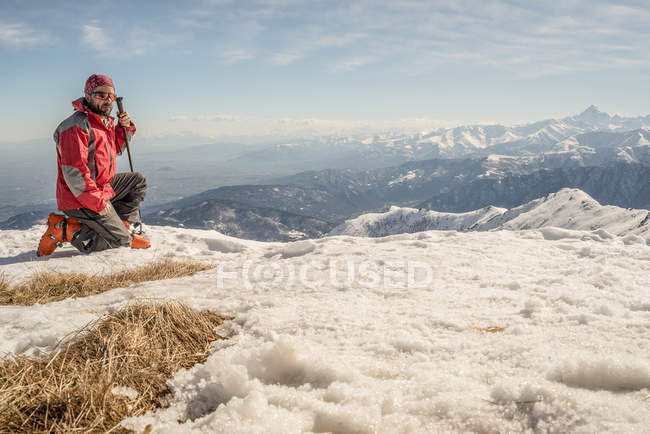Alpinista no topo da montanha — Fotografia de Stock