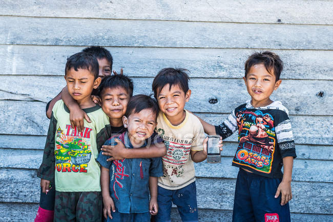 Bambini che giocano con lo smartphone — Foto stock