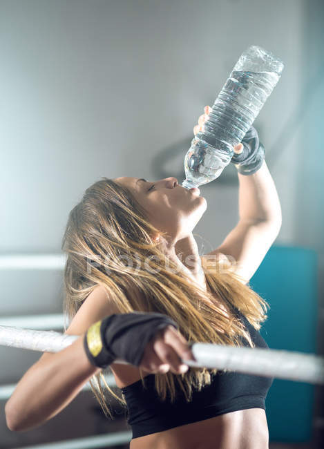 Boxer ragazza acqua potabile — Foto stock