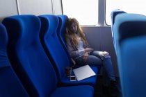 Schöne Frau schläft im Kreuzfahrtschiff — Stockfoto